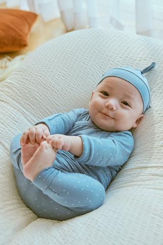 Bamboo Light Bodysuit & Leggings Set & Knotted Hat (0-6M)